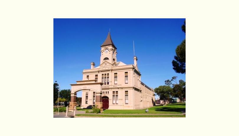 Wallaroo town hall   outside view