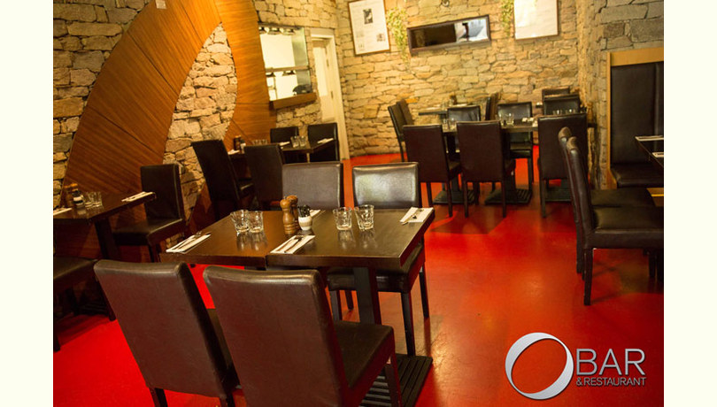 O bar and restaurant inside view